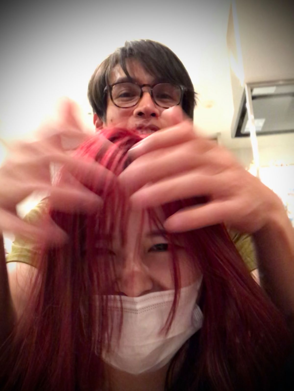 陽岱鋼幫妻子謝宛容染髮。（圖／取自陽岱鋼臉書）