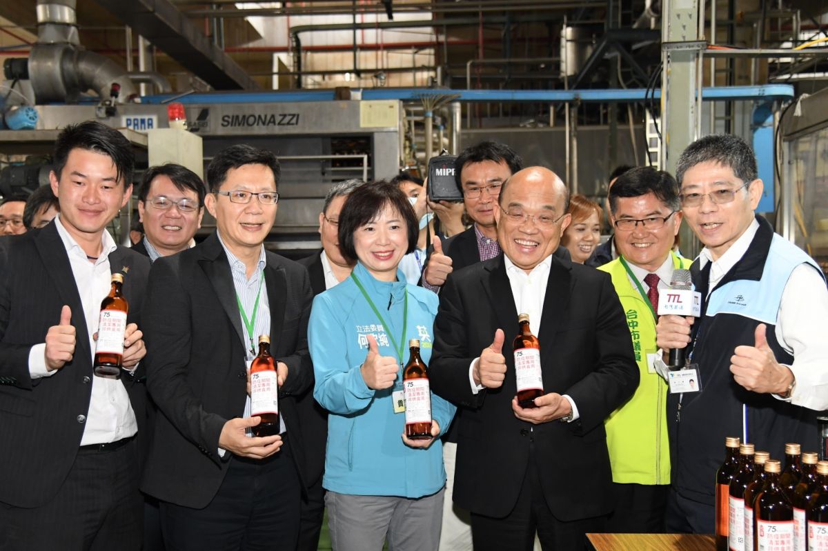 ▲行政院長蘇貞昌28日上午視察台灣菸酒公司台中酒廠，了解防疫清潔用酒精生產情況。（圖／行政院提供, 2020.3.28）