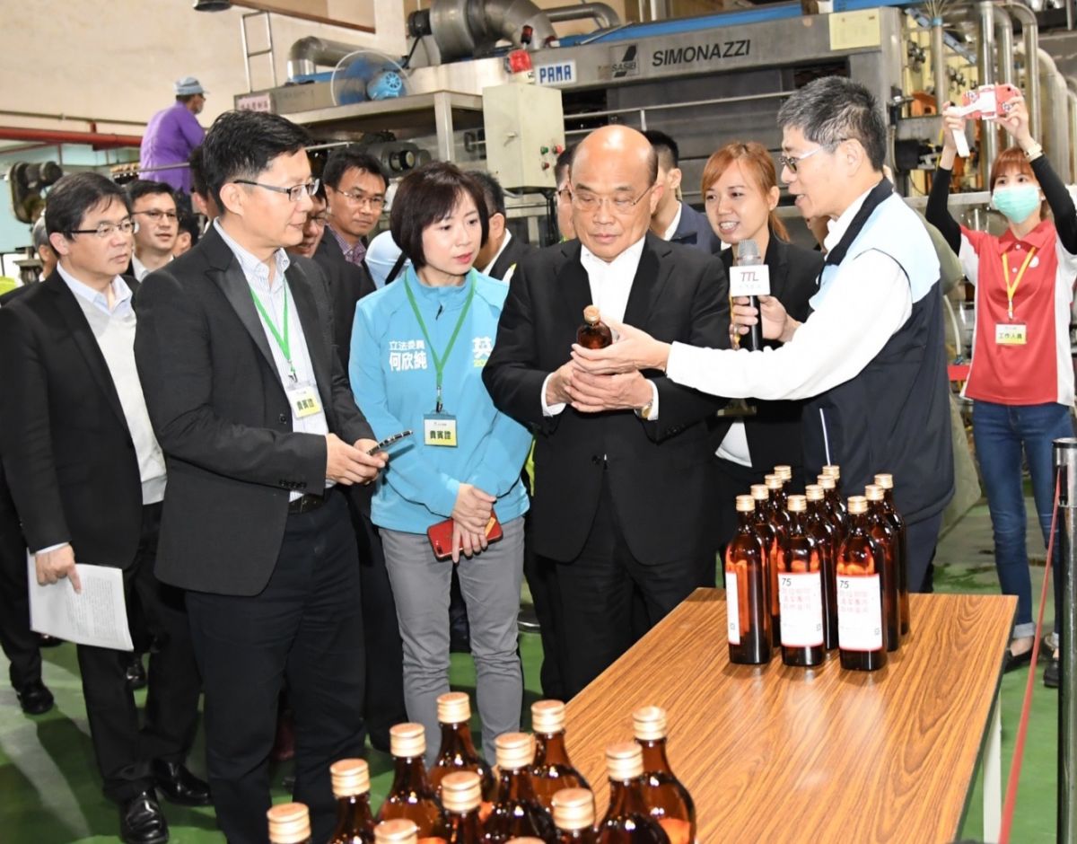 ▲行政院長蘇貞昌28日上午視察台灣菸酒公司台中酒廠，了解防疫清潔用酒精生產情況。（圖／行政院提供, 2020.3.28）