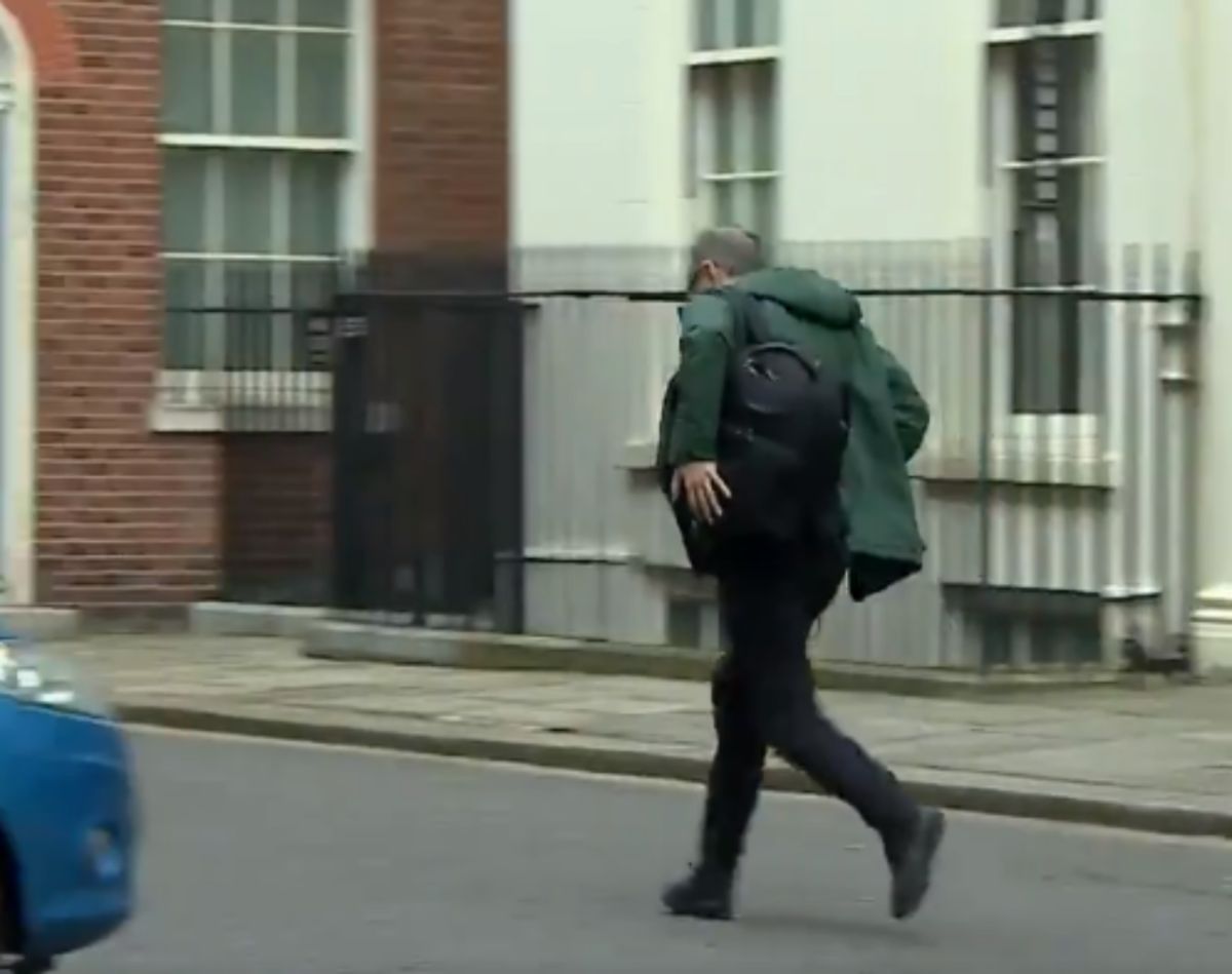 ▲英國首相強森的高級顧問康明斯，在強森宣布確診新冠肺炎的當天，被拍到跑步離開首相官邸，意外引起討論。（圖／擷取自 itv 推特影片）