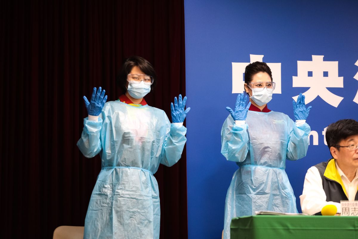 ▲為避免感染新冠肺炎，空服員服勤時將配戴外科口罩、護目裝備、防水隔離衣、防水手套等裝備。（圖／疾管署）