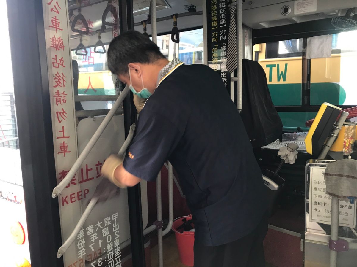 ▲清明假期客運運輸加強防疫，落實場站與車輛清潔及消毒工作，讓旅客安心選擇搭乘。（圖／記者陳雅芳攝，2020.03.28）