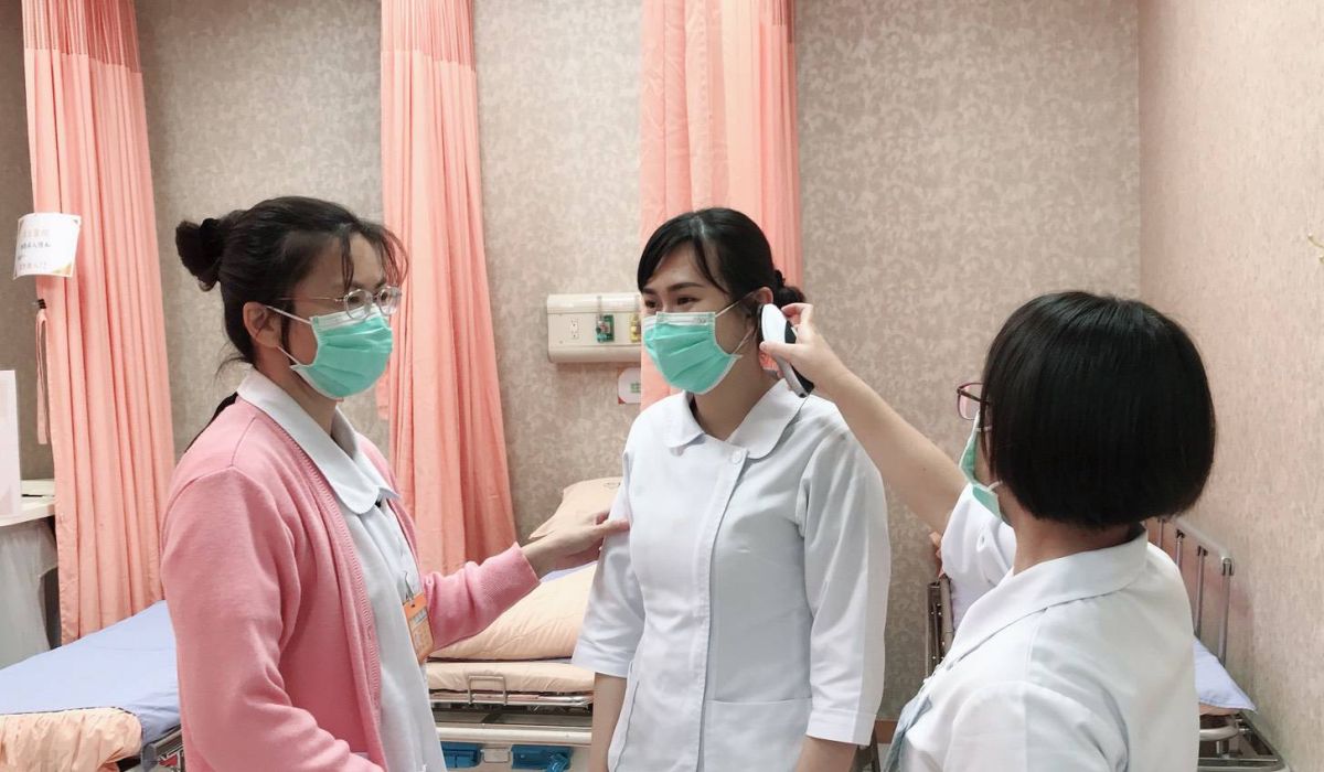 ▲從事醫療照顧工作之人員，如有發燒或呼吸道症狀，醫師懷疑疑似新冠肺炎感染，就需進行採檢，以防防疫缺口，杜絕院內感染。（圖／記者陳雅芳攝，2020.03.28）