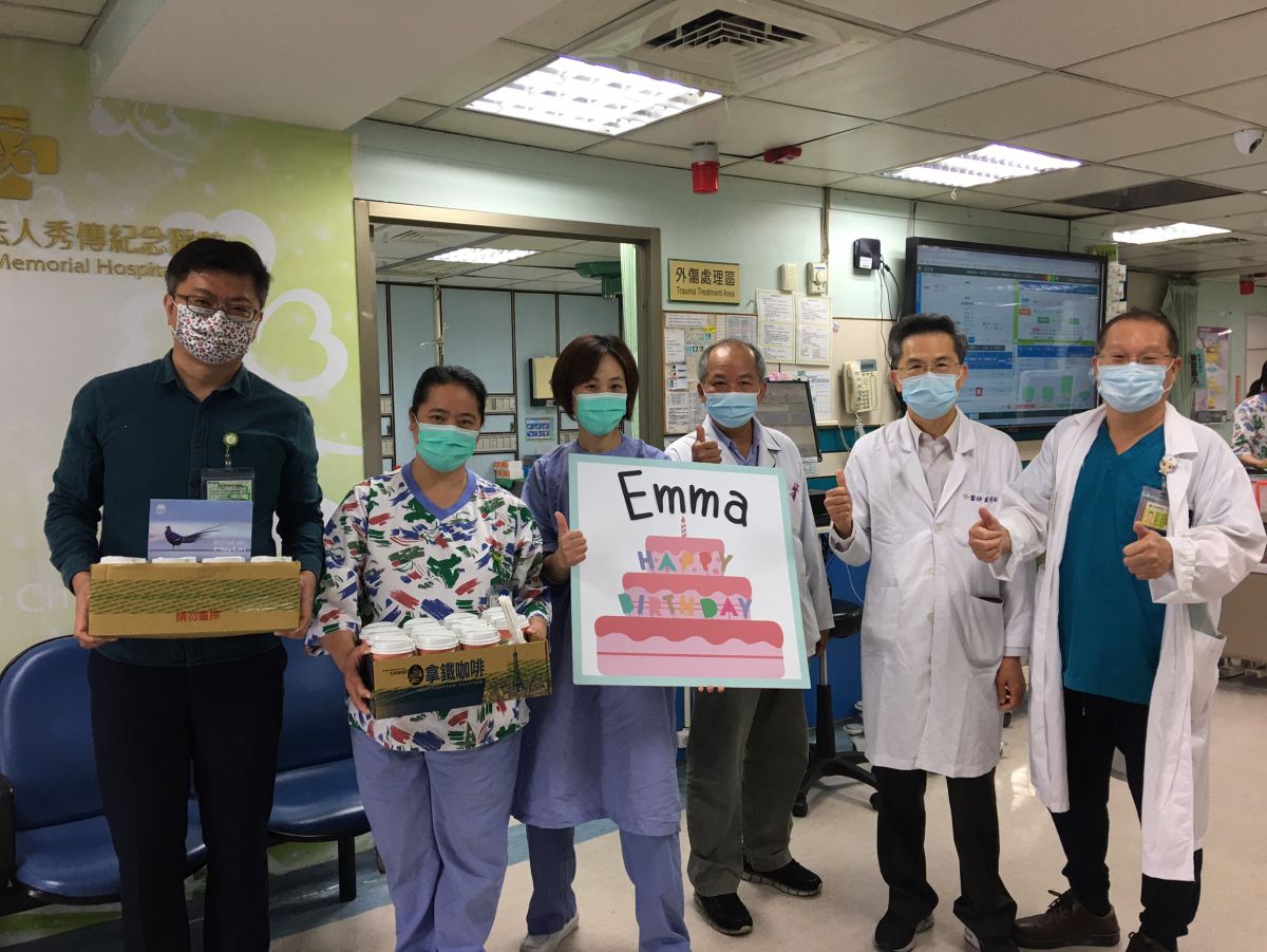 ▲患有高功能自閉症的小玹，慶祝11歲的生日，託人將7咖啡、環保筷和加油卡片送給彰化秀傳醫院，來鼓勵醫護人員。（圖／記者陳雅芳攝，2020.03.28）