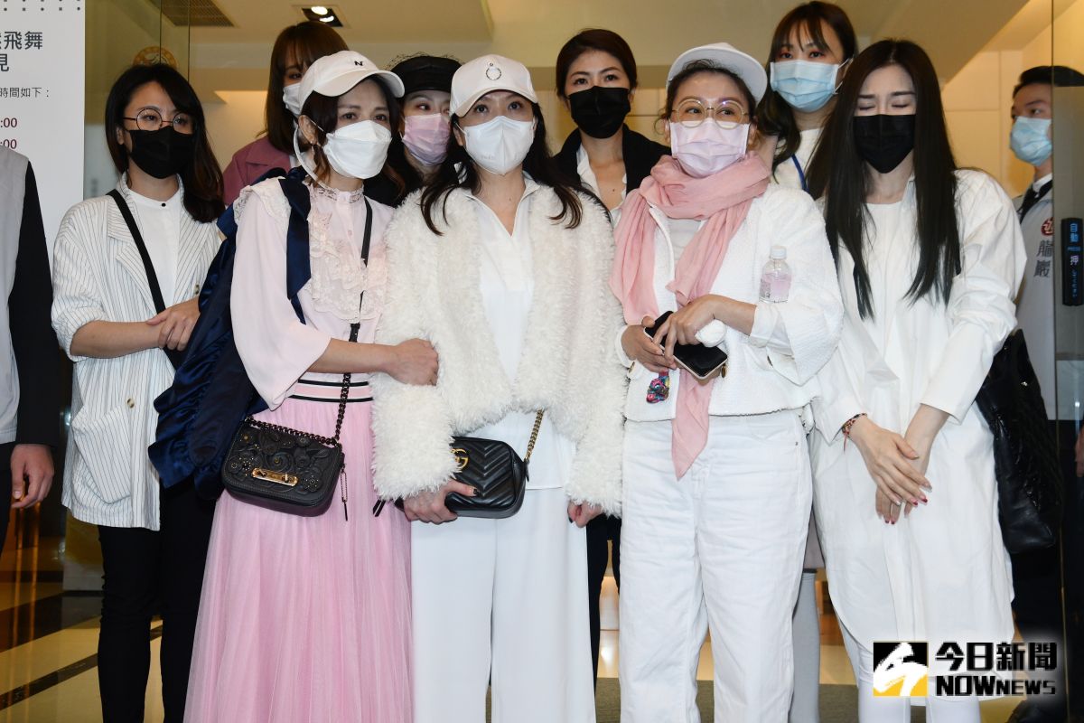 ▲藍心湄與《女人我最大》團隊到劉真靈堂。（圖／記者林柏年攝，2020.03.29）