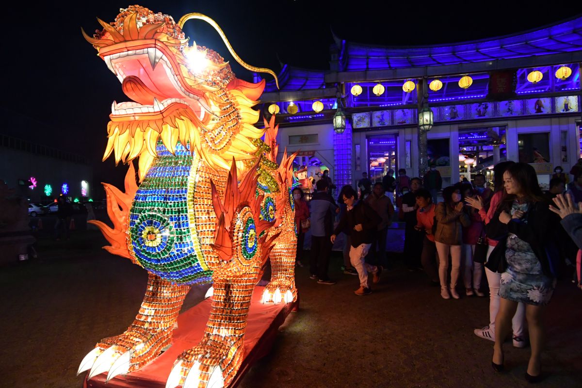 ▲台灣護聖宮舉行台灣護聖宮入火安座九周年慶暨火麒麟點燈儀式，火麒麟是很親民的神獸，並開放吉祥火麒麟讓遊客參觀。（圖／記者陳雅芳攝，2020.03.29）