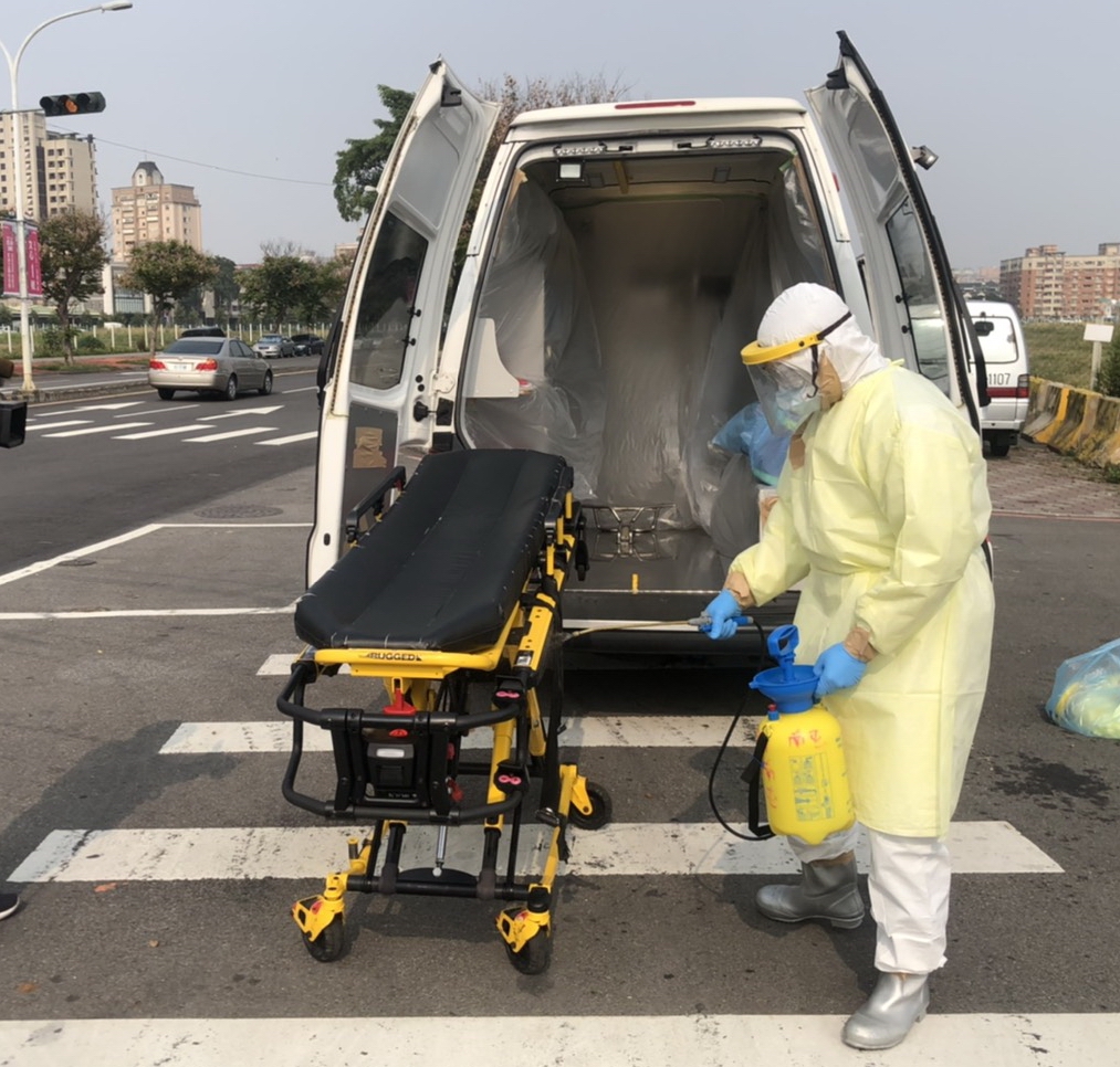 ▲台中市消防局設置「防疫專責分隊」，負責載送由民眾或1922專線及衛生局通報的疑似 (圖／消防局提供2020.3.29)