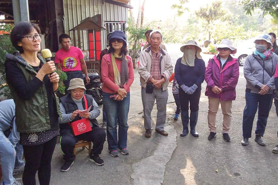 ▲新住民馬敏(左2)成立自然生態農場，與新住民們一起於銷售市集展現農園成果。（圖／移民署嘉義縣服務站提供，2020,03,29）