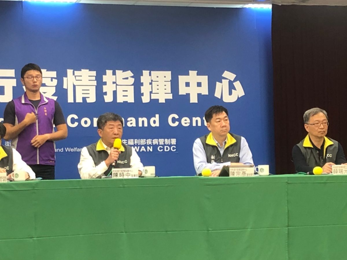 ▲前排由左至右依序為指揮官陳時中、 副指揮官陳宗彥、醫療應變組組長薛瑞元。（記者趙毓琪攝）