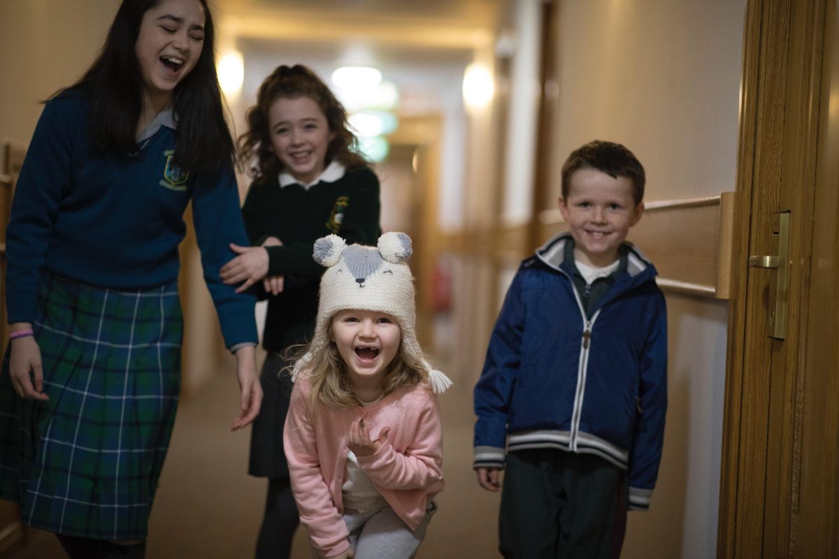 ▲無辜的孩子因為居無定所，衣物無法獲得完善清潔，導致身上發出異味，在學校被同學嘲笑排擠。（圖／天馬行空）