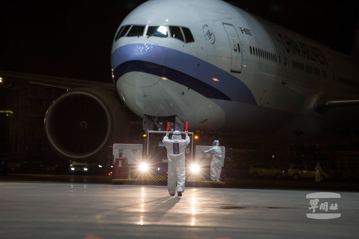 國軍化學兵部隊30日全副武裝前往桃園國際機場消毒。( 圖 / 軍聞社提供 )