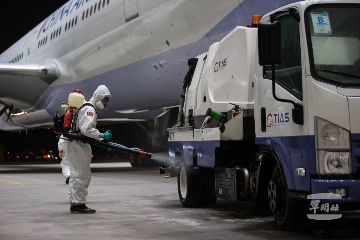 國軍化學兵部隊30日全副武裝前往桃園國際機場消毒。( 圖 / 軍聞社提供 )