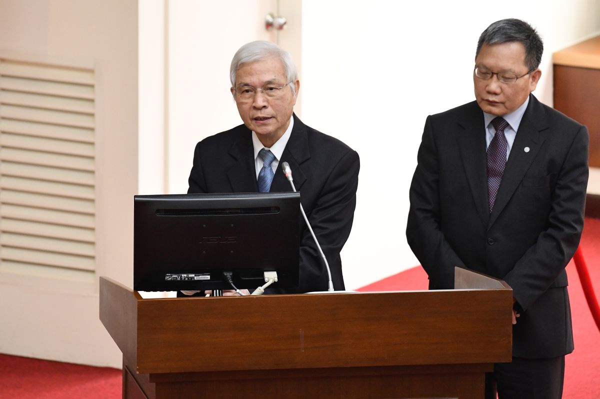 ▲新冠肺炎疫情衝擊全球經濟，是否進一步引發全球金融風暴？財金部會3首長包括央行總裁楊金龍（左）及財政部長蘇建榮（右）都做出回應。（圖／記者林柏年攝，2020.3.30）