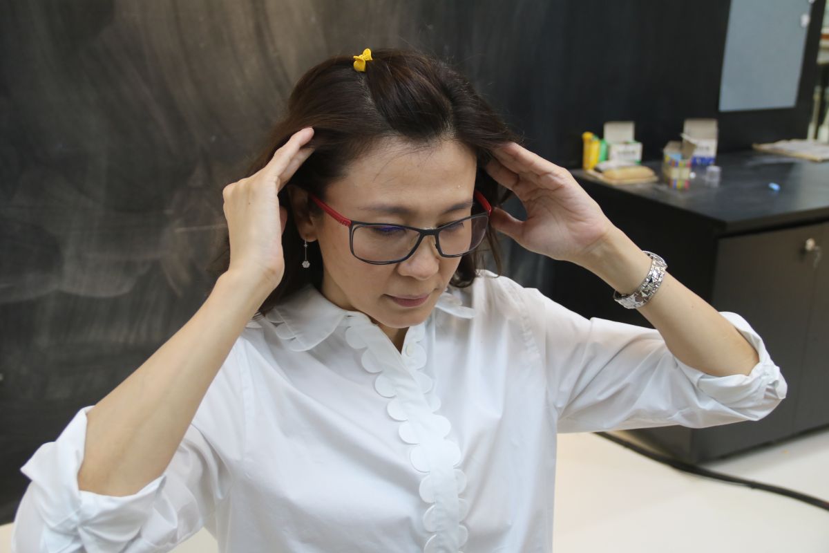 ▲弘光妝品系副教授施珮緹示範精油按摩 (圖／弘光科大提供2020.3.30)