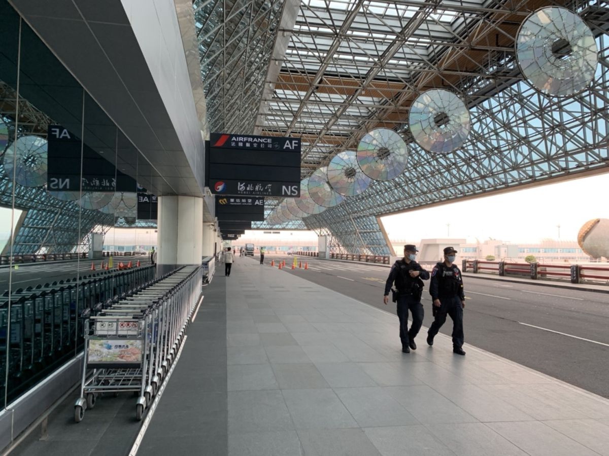 ▲觀光局桃園機場遊客中心一名員工，因接待交通部觀光局高層主管的兒子返台，因而被染病確診新冠肺炎，引發關注。（示意圖／NOWnews資料照片）