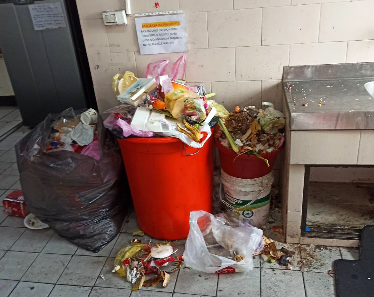 ▲位於桃園八德的一處外籍移工宿舍，內部垃圾爆滿廚餘也溢出廚餘桶招致蚊蠅孳生，臭氣沖天。（圖／民眾提供）