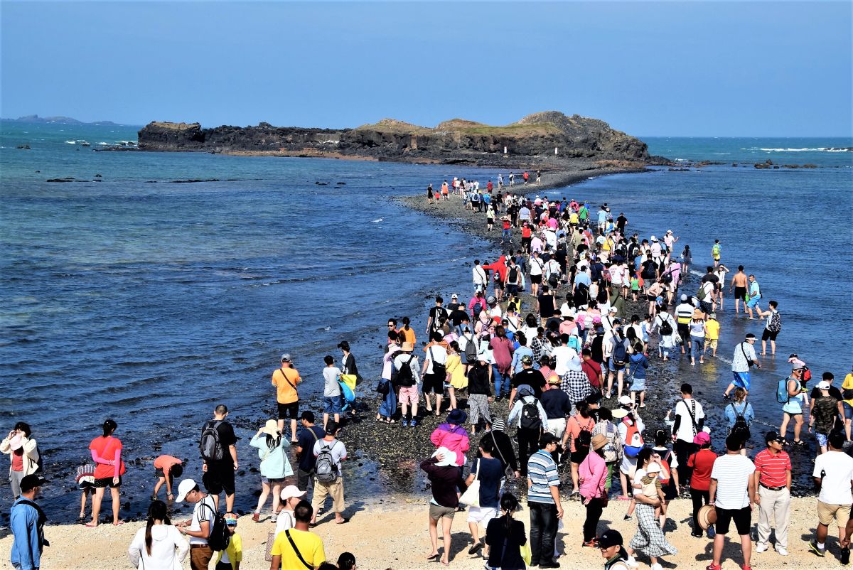 ▲近日適逢清明連假，國內各大熱門景點依然可以看見滿滿人潮。（示意圖／記者張塵攝，2020.03.30）