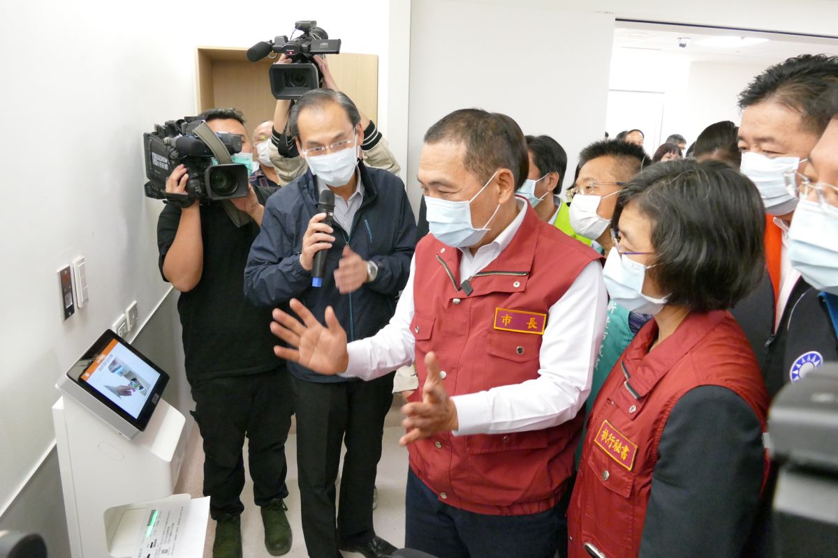 ▲侯友宜指出，土城醫院完工不僅增進新北市一向匱乏的醫療保健照護資源；值此國內疫情嚴峻期間，更挹注第一線作戰的醫護量能。（圖／新北市衛生局提供）