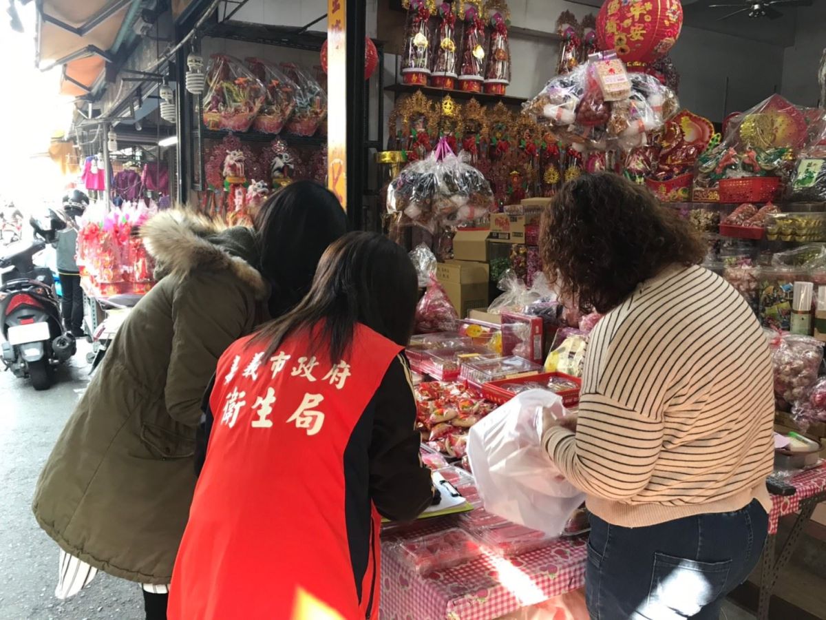 嘉義市政府政風人員前往超市、春捲皮工廠及傳統市場等場所展開應景食品抽驗。〔圖／嘉市府提供2020.03.30〕