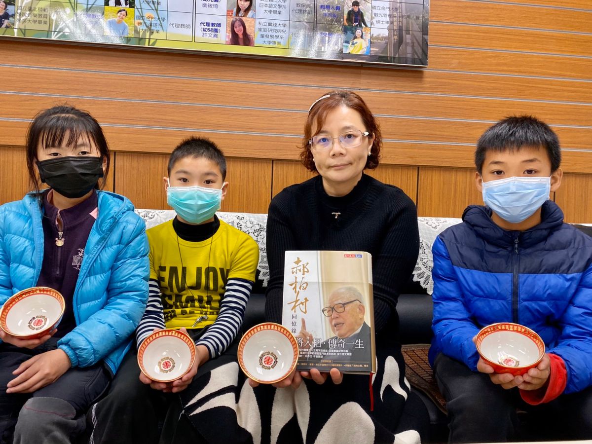 ▲柏村師生感謝郝龍斌市長贈送郝爺爺108年百歲瓷碗及郝柏村回憶錄。（圖／金門柏村國小提供）