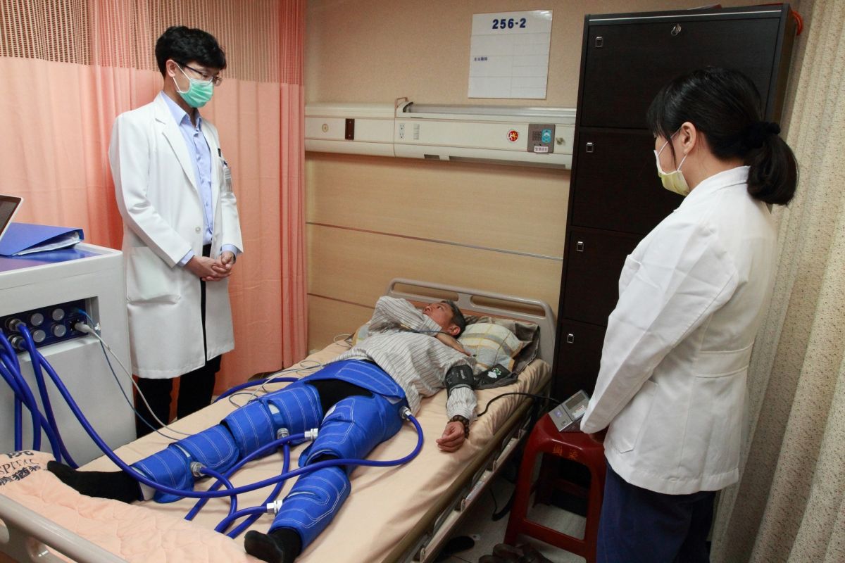 ▲員榮醫療體系率先引進「體外反搏治療機」，「體外反搏治療機」可改善整體血管系統，對冠心症患者是一大福音。（圖／記者陳雅芳攝，2020.03.30）