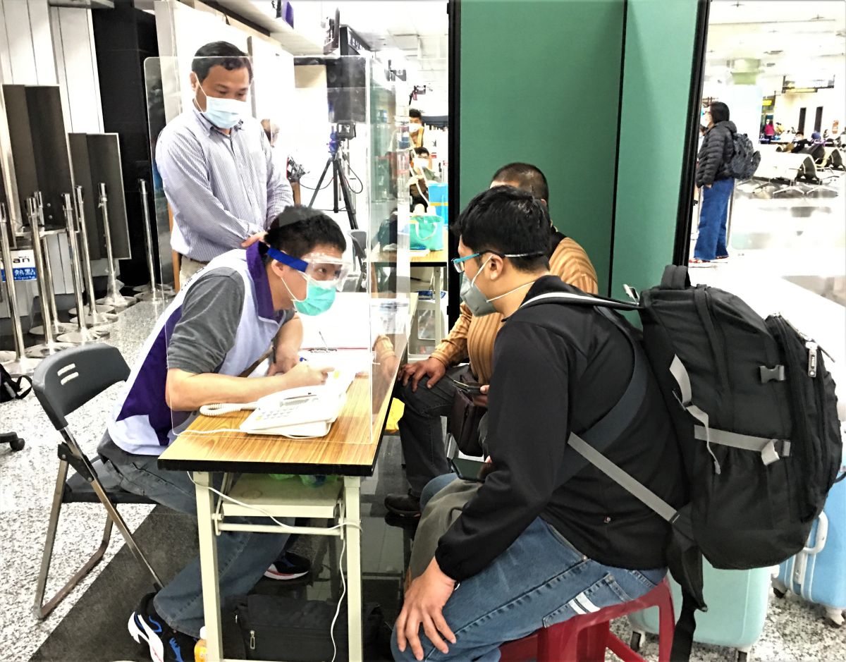 ▲澎湖一對廈門回台的父子竟然以「澎湖空氣好、又有鮮魚可以吃」為理由，不顧同班飛機其他乘客的感受，依舊堅持回來澎湖居家檢疫。（圖／澎湖縣政府提供）