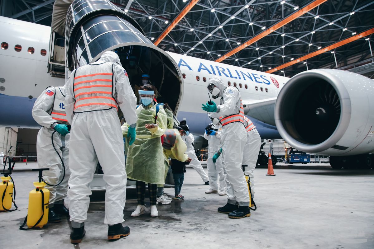 ▲第四批湖北台人類包機返台，陸軍化學兵在華航班機抵達機棚後實施消毒防疫。（圖／軍聞社提供, 2020.3.31）