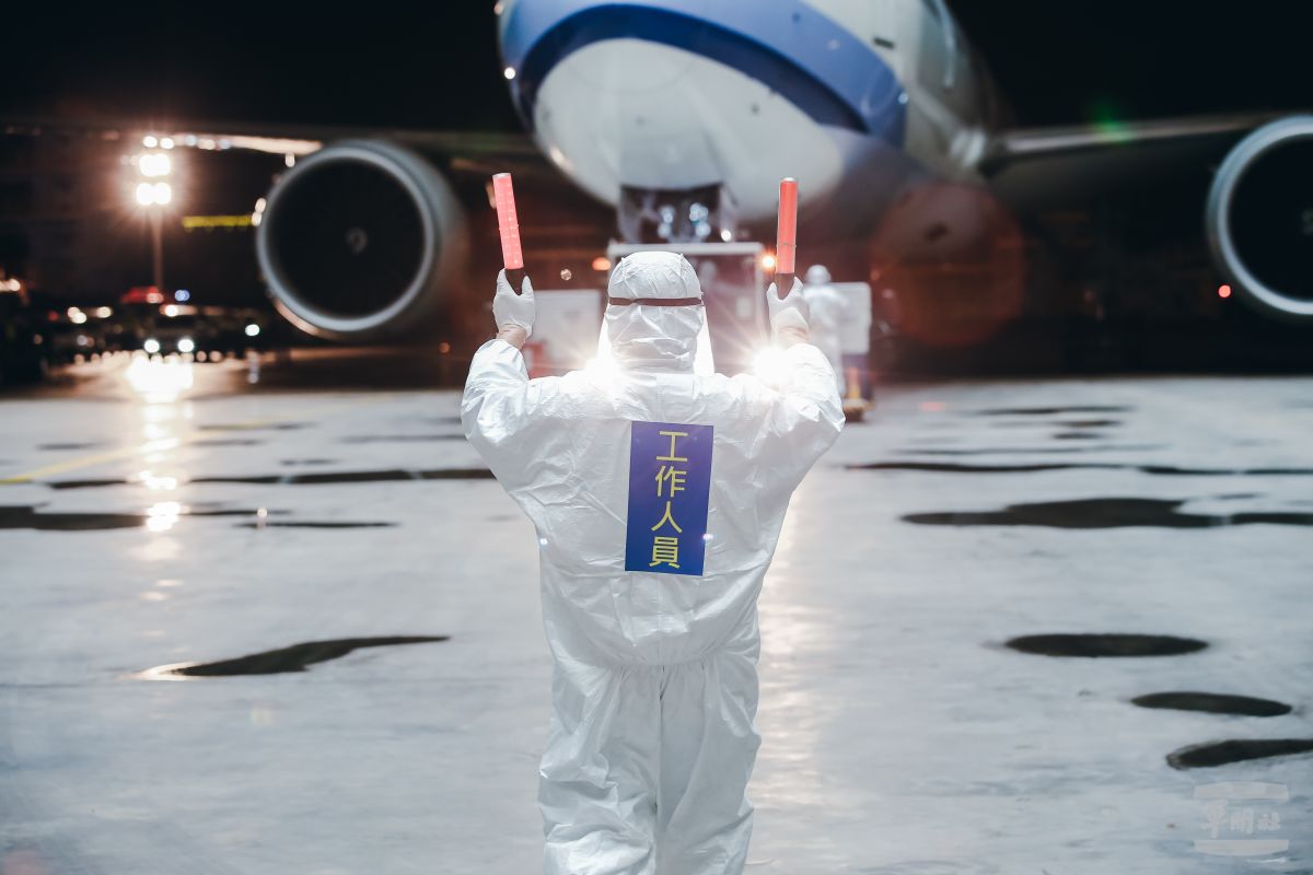 ▲第四批湖北台人類包機返台，陸軍化學兵在華航班機抵達機棚後實施消毒防疫。（圖／軍聞社提供, 2020.3.31）