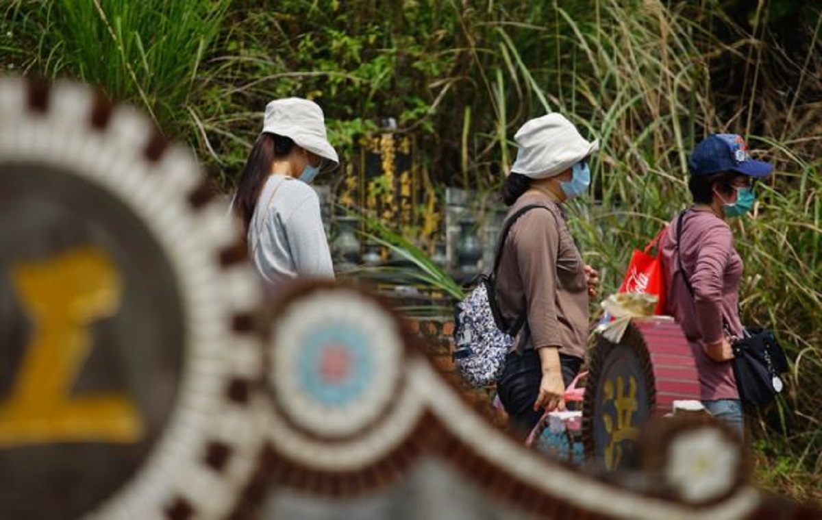 清明節將至，有部份民眾趁著週末的好天氣先行上山掃墓避開人潮，因新冠肺炎疫情升溫，民眾紛紛戴上口罩自保。中央社記者王騰毅攝 109年3月22日