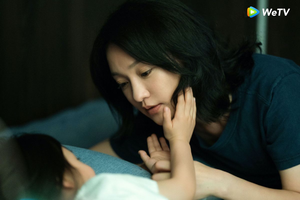 ▲周迅在《不完美的她》充滿母愛。（圖 / WeTV提供）