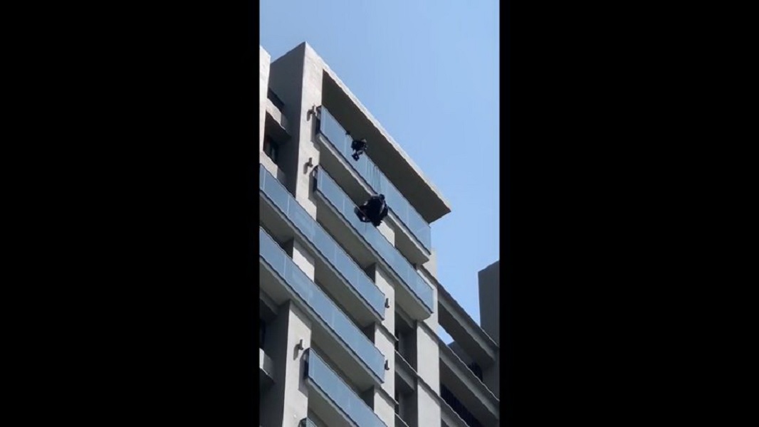 ▲維安特勤從高空攀降攻堅打前鋒，助友軍破獲詐騙機房（圖／警方提供）