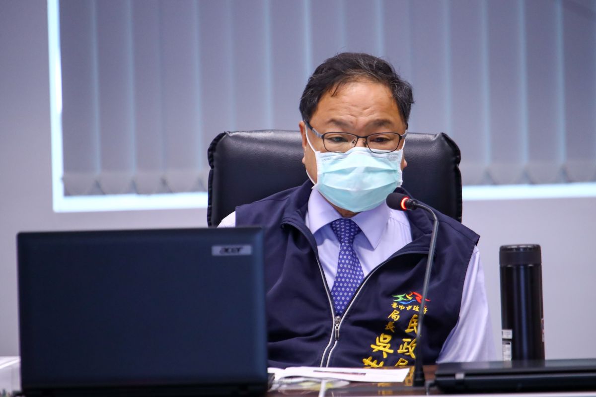 ▲民政局長吳世瑋對殯葬改革及執行現況進行專案報告。 (圖／柳榮俊翻攝2020.3.31)