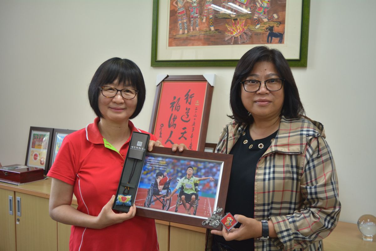 ▲特教學校許碧雲校長（左）感謝王美惠立委（右）暖心關懷。（圖／記者郭政隆攝影2020.3.31）