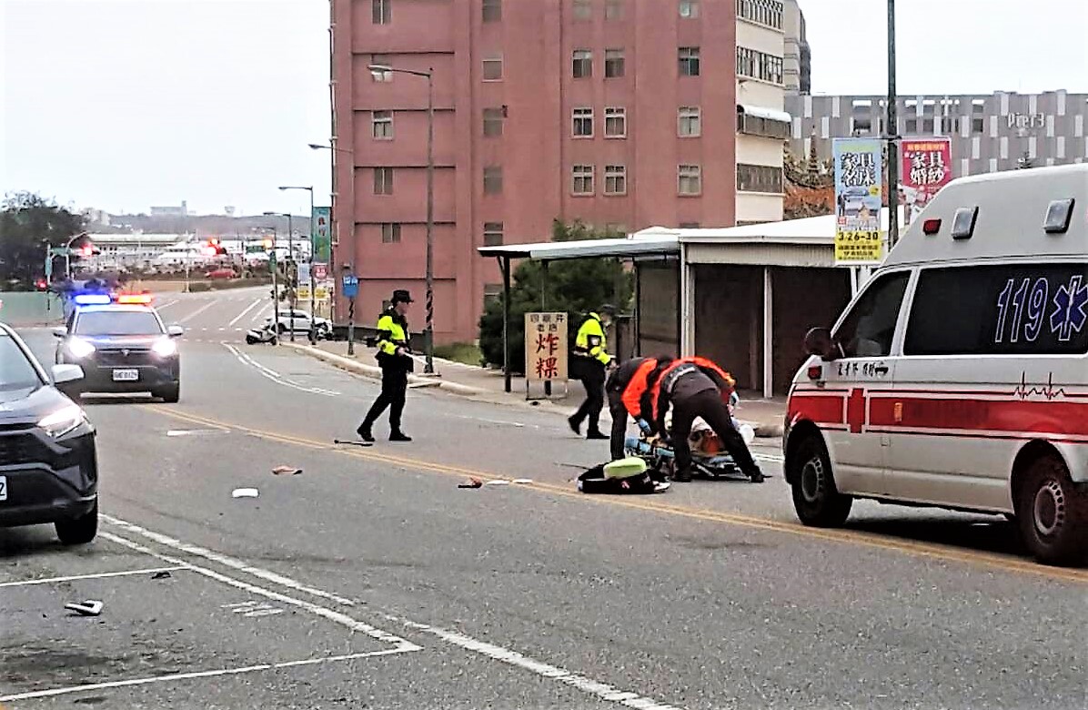 ▲澎湖馬公分局前方50公尺處發生一起肇事逃逸的死亡車禍，許姓駕駛當時不但沒下車查看，還將車子開到龍門海邊疑似想輕生跳海。（圖／澎湖民眾提供）