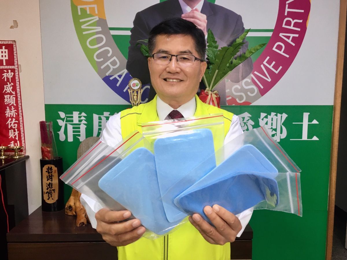 ▲議員楊典忠貼心服務，發送延長使用時間的「口罩內襯」。(圖／柳榮俊翻攝2020.3.31)