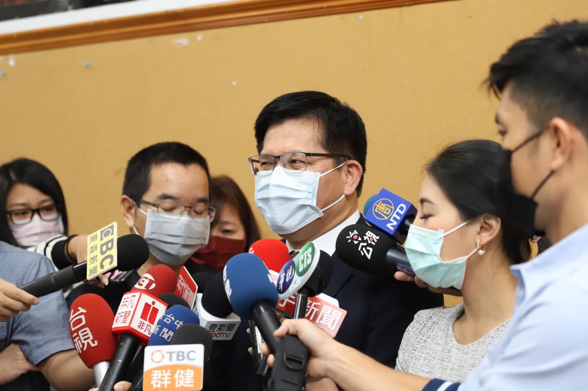 ▲觀光局主管之子自菲律賓返台未落實居家檢疫，還導致旅服中心員工及他的兒子也被傳染，交通部長林佳龍為此震怒下令徹查。（圖／翻攝自林佳龍臉書）