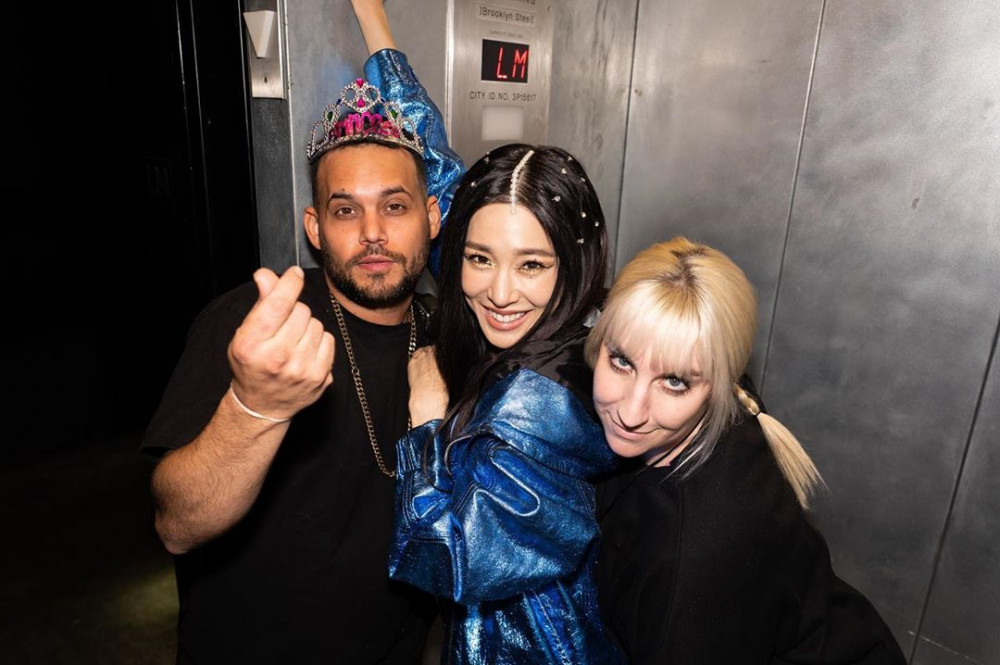 ▲Tara Anne（右）去年開始負責蒂芬妮海外演唱會事務。（圖／網路）