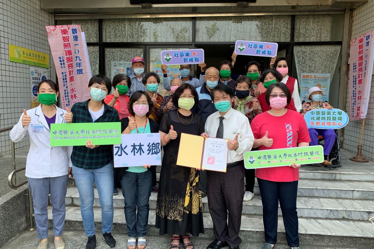 ▲雲林縣吳依裳贈送口罩套給中國醫藥大學北港附設醫院設置的四個失智據點長輩及社區健康個案管理師使用。（圖／記者洪佳伶攝,2020.03.31）