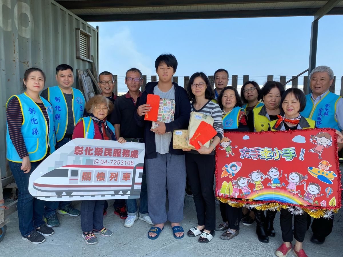 ▲彰化縣榮民服務處匯集陸軍第一士官學校領導士官班校友協會募集運動休閒鞋、禮券等，做為弱勢榮民子女兒童節禮物。（圖／記者陳雅芳攝，2020.03.31）