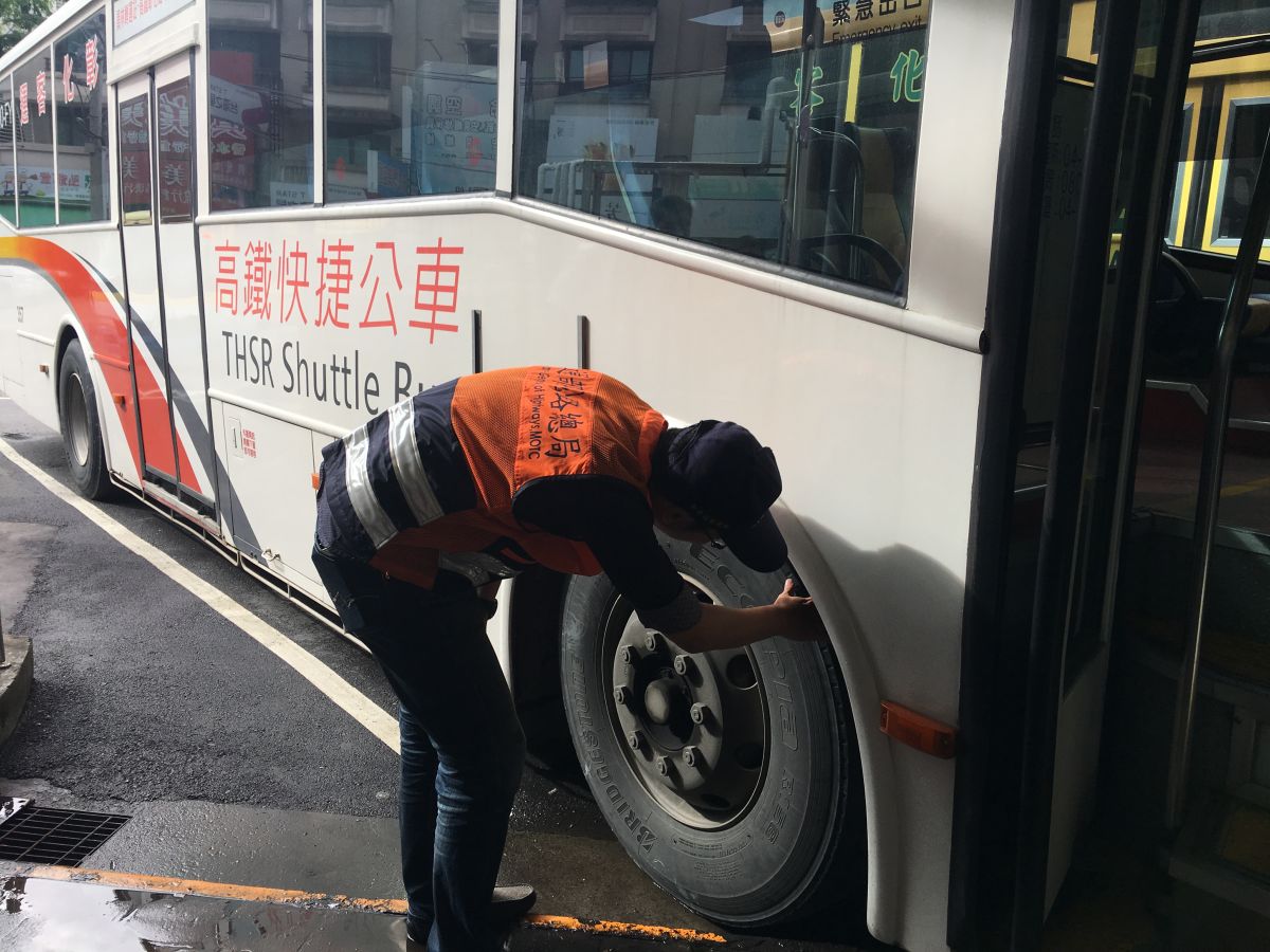 ▲公路客運業者全力參與疏運工作，充分準備大眾運輸運能並加強客運場站安全維護。（圖／記者陳雅芳攝，2020.03.31）