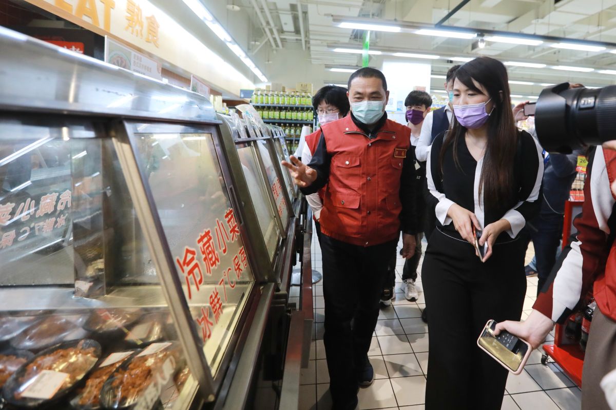 ▲侯友宜今(31)日前往「中和南山威力廣場家樂福賣場」，關心顧客動線、排隊距離1公尺標示以及員工防疫裝備等。（圖／記者宋原彰攝，2020.03.31）
