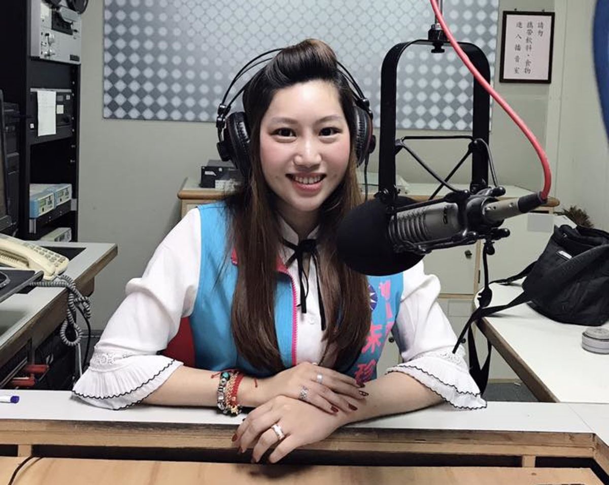 ▲桃市美女議員朱珍瑤遭到張姓男粉對她展開瘋狂追求，甚至跑到她服務處送聖經還說「天父要我們結婚」這種話。（圖／翻攝朱珍瑤臉書）