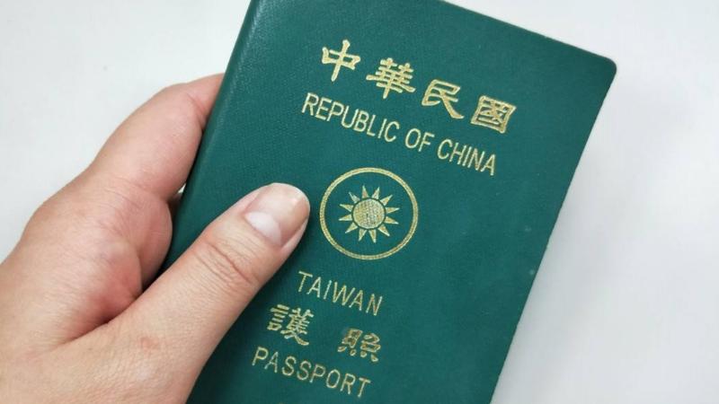 ▲護照英文名稱改為「TAIWAN」是台灣民眾普遍能夠接受的正名運動之一。（圖／翻攝香港01）