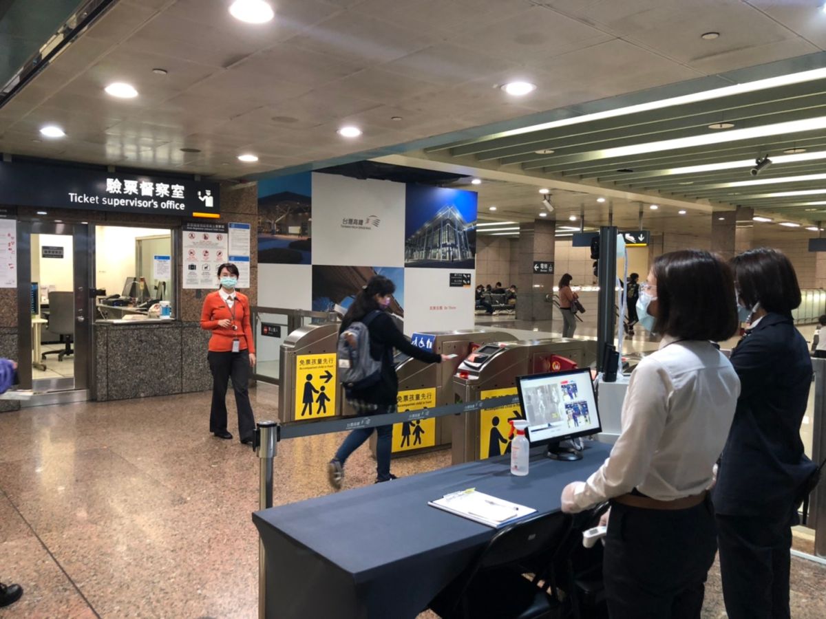 ▲雙鐵車站 4 月 1 日全面量測體溫，超過 37.5 度將不得進入。（圖／記者陳致宇攝, 2020.03.31）