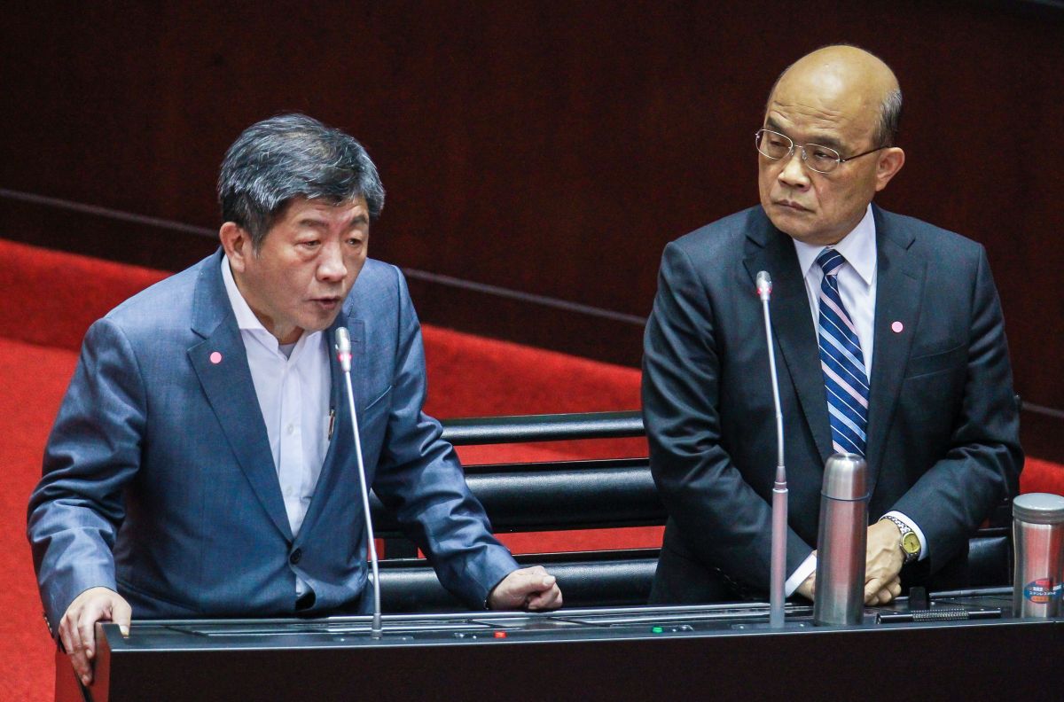 ▲衛福部長陳時中（左）擔任歌手詹雅雯的演唱會嘉賓，登上小巨蛋開唱。行政院長蘇貞昌（右）受訪時表示，陳時中是「有點被政治耽誤掉的歌手」。（資料照片／NOWnews攝影中心）