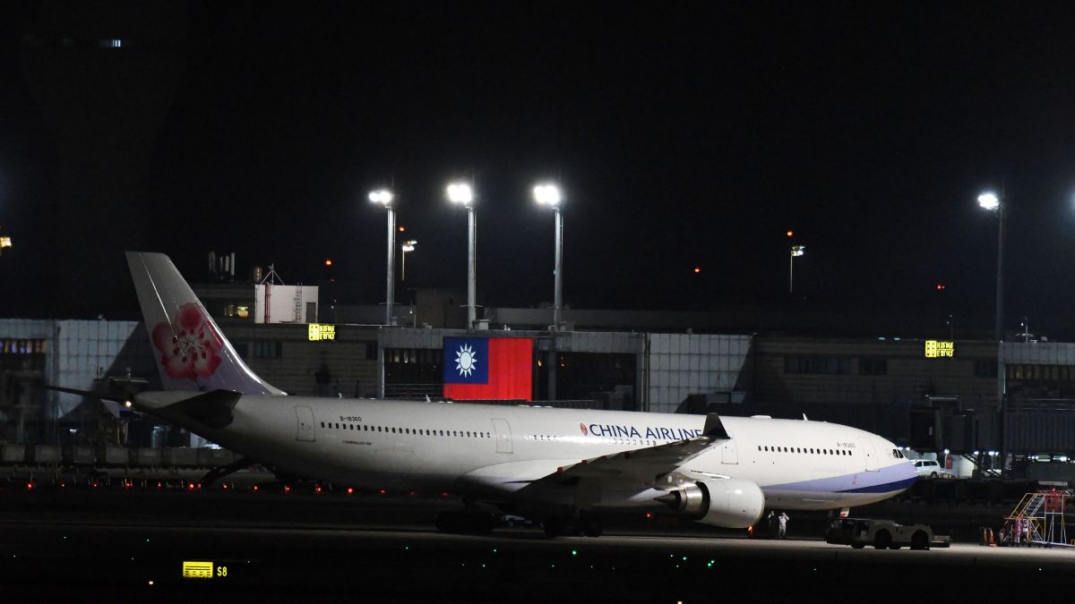 ▲長榮大學馬來西亞籍鍾姓女學生遇害，鍾女父母今天晚間搭乘華航班機抵台。