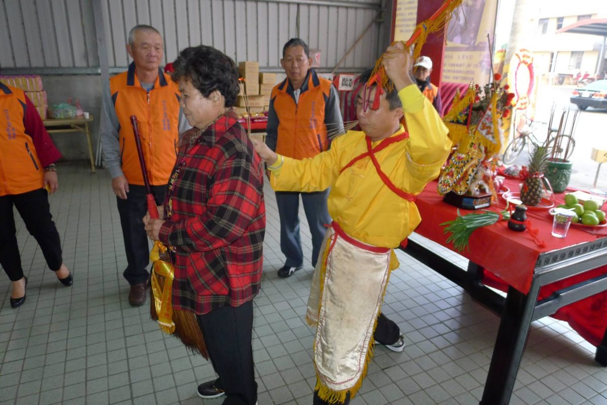 後壁下茄苳泰安宮破避官替信徒收驚加持。（圖／翻攝自卅六庄下茄苳泰安宮旌忠廟與五十九庄頭粉專）