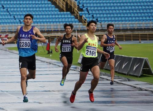 大專校院田徑公開賽 林祐賢飆出生涯最佳摘金 全國大專校院田徑公開賽27日在台北田徑場舉行,目前就讀國立體育大學的林祐賢(右2)在大專男甲100公尺決賽,飆出生涯最佳10秒41摘金。中央社記者黃巧雯攝109年3月28日