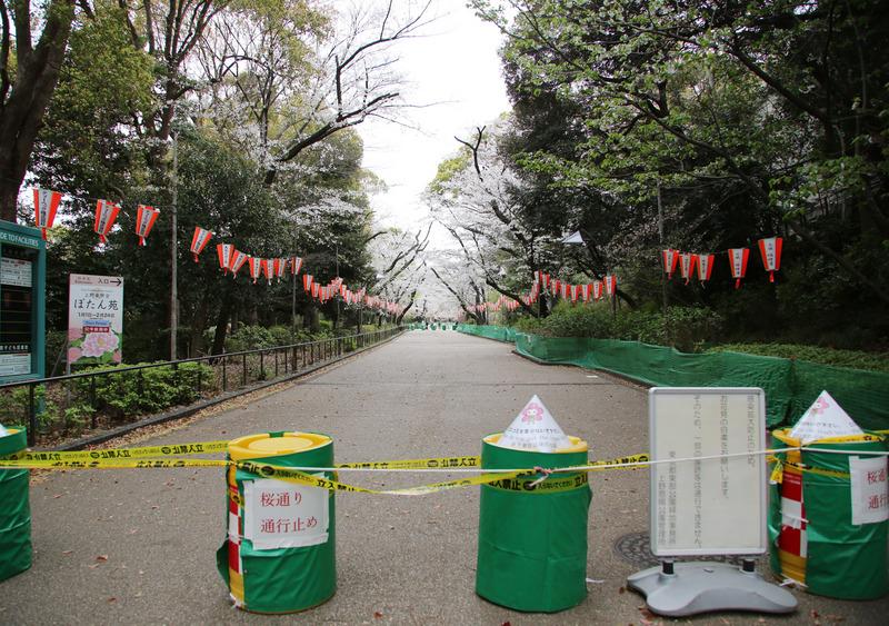 ▲2019冠狀病毒疾病(COVID-19,俗稱武漢肺炎)全球延燒,東京28日增逾60人確診,創單日新增人數最高紀錄。上野公園28日立起因防疫的理由禁止入內的標示。中央社記者楊明珠東京攝109年3月28日