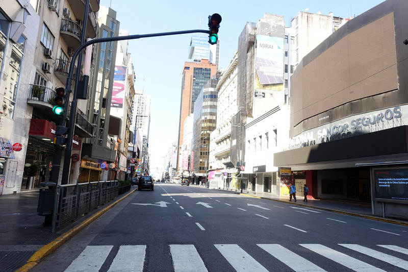 ▲阿根廷政府實施全國大封城防疫，首都布宜諾斯艾利斯街頭行人車輛比往常銳減，街道空蕩蕩，人口流動量少，加上大批警力在街上盤查，治安也跟著變好，搶劫和盜竊案少9成。中央社記者汪碧治布宜諾斯艾利斯攝109年3月29日